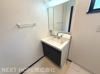 【独立洗面台】 | 尼崎市杭瀬北新町３丁目中古戸建 | 洗面化粧台はシャワー水栓です♪使い勝手も良いです！！鏡は三面鏡になっております！洗面台横には室内洗濯機置き場も設けられております！