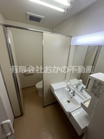 青山事業用売物件のトイレ|落ち着いた色調のトイレです