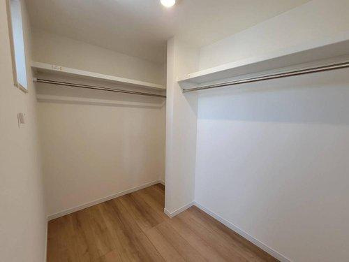 鹿沼市栄町の収納|〇ウォークインクローゼット〇
パイプや枕棚で空間を立体的に使います。衣類の種類や使用頻度に合わせて、整頓できます。
2025年4月撮影