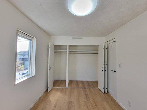 鹿沼市栄町の収納|〇6帖洋室〇
各居室に収納がございますので最大限お部屋を広く使うことができます♪
2025年4月撮影