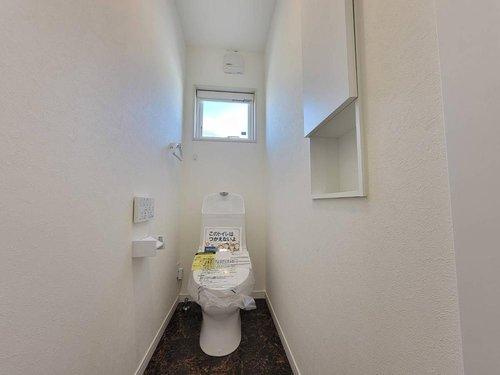 鹿沼市栄町のトイレ|〇トイレ〇
収納棚付きなので、トイレットペーパーなどを収納しておけます（＾＾）
2025年4月撮影