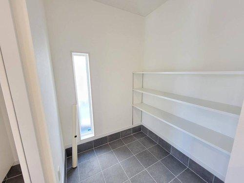 鹿沼市栄町の収納|〇シューズインクローク〇
可動棚付きのシューズインクローク♪季節物の長いブーツもスッキリ収納できます。土間空間なので、ベビーカーやゴルフバックなども収納できます（＾＾）
2025年4月撮影