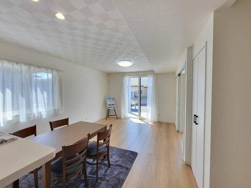 鹿沼市栄町の居間・リビング|〇リビング〇
落ち着きのある木目調目のリビング。南面に窓がございますので太陽の光を反射し、室内を明るく保つことができます（＾＾）
2025年4月撮影