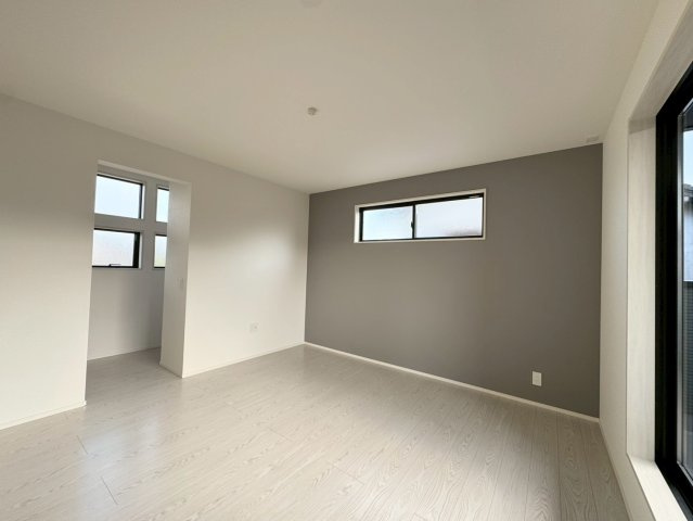 Adoble+ーアドブル＋小倉南区下貫3丁目4期　【小倉南区　新築戸建て】の洋室|アクセントクロスがお洒落な8帖洋室♪【小倉南区　新築戸建て】