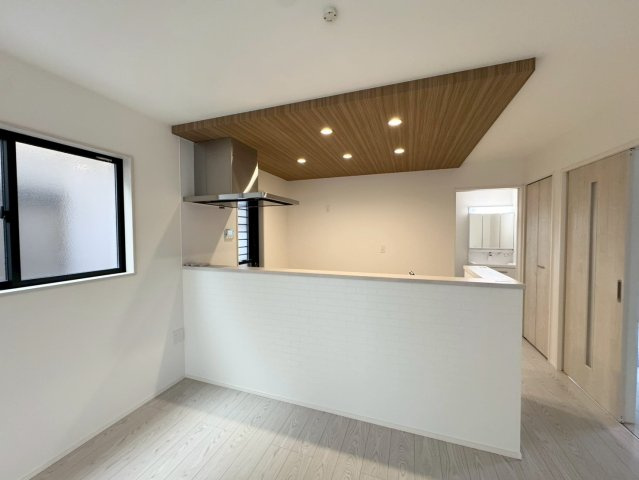 Adoble+ーアドブル＋小倉南区下貫3丁目4期　【小倉南区　新築戸建て】のキッチン|対面式キッチンで、料理をしながら家族との会話を楽しめます。　【小倉南区　新築戸建て】