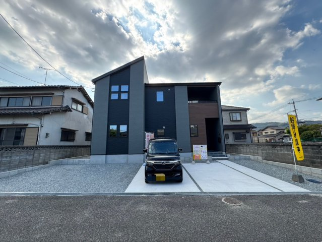 Adoble+ーアドブル＋小倉南区下貫3丁目4期　【小倉南区　新築戸建て】の駐車場|駐車スペースが広いので、運転が苦手な方でも安心して駐車できます。　【小倉南区　新築戸建て】