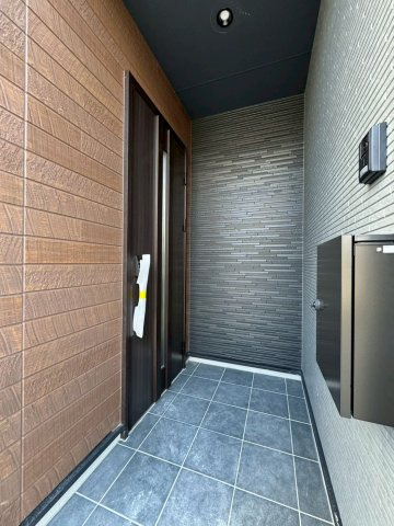 Adoble+ーアドブル＋小倉南区下貫3丁目4期　【小倉南区　新築戸建て】の玄関|玄関は雨に濡れない仕様で安心♪【小倉南区　新築戸建て】