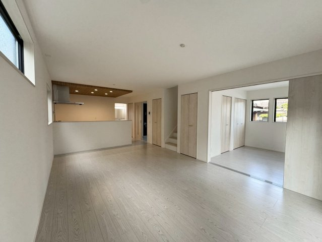 Adoble+ーアドブル＋小倉南区下貫3丁目4期　【小倉南区　新築戸建て】の居間・リビング|LDK全体が明るく開放的な空間♪　【小倉南区　新築戸建て】