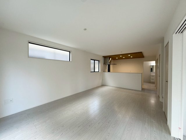 Adoble+ーアドブル＋小倉南区下貫3丁目4期　【小倉南区　新築戸建て】の居間・リビング|18帖の広々とした空間で、家族がゆったりとくつろげます。　【小倉南区　新築戸建て】