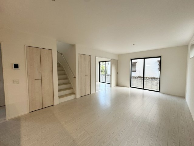 Adoble+ーアドブル＋小倉南区下貫3丁目4期　【小倉南区　新築戸建て】の居間・リビング|自然と顔を合わせるリビング階段♪【小倉南区　新築戸建て】