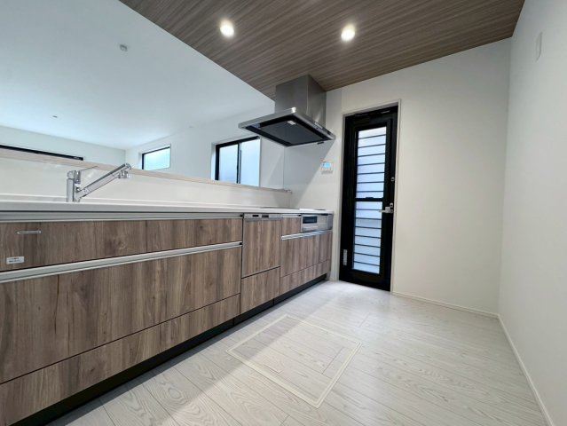 Adoble+ーアドブル＋小倉南区下貫3丁目4期　【小倉南区　新築戸建て】のキッチン|料理がもっと楽しくなる、コミュニケーションキッチン。　【小倉南区　新築戸建て】