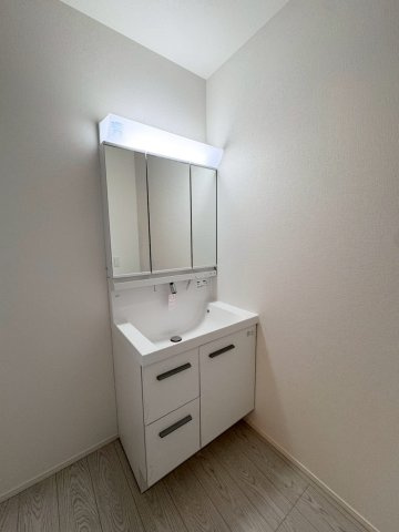 Adoble+ーアドブル＋小倉南区下貫3丁目4期　【小倉南区　新築戸建て】の独立洗面台|朝の身支度に便利な三面鏡の洗面化粧台♪収納スペースあり　【小倉南区　新築戸建て】