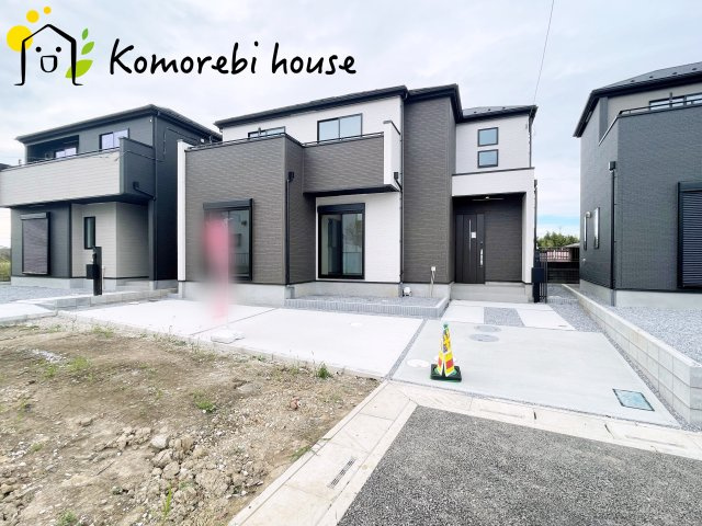 さいたま市見沼区深作　11期　新築一戸建て　グラファーレ　05の駐車場|車をお持ちの方に嬉しい駐車場付きの物件です