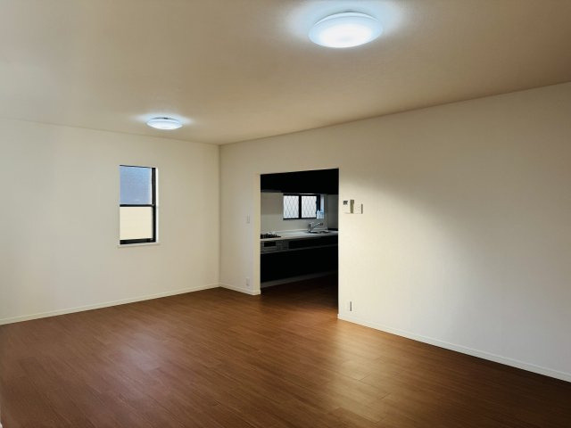 八王子市　元八王子町　中古戸建ての居間・リビング|～21.8帖の明るいLDKで、家族団欒の時間をお過ごしいただけます～