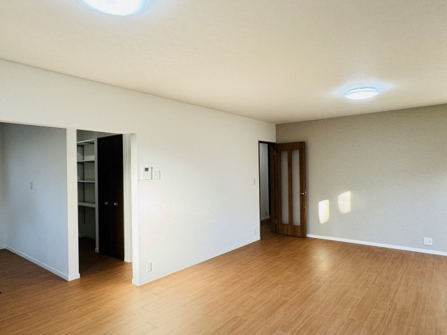 八王子市　元八王子町　中古戸建て（5LDK）の内装|～21.8帖の明るいLDKで、家族団欒の時間をお過ごしいただけます～