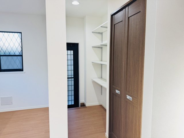 八王子市　元八王子町　中古戸建て（5LDK）の収納|～大容量収納可能なパントリー　便利な可動棚も付いています～