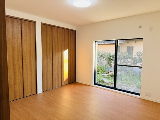 八王子市　元八王子町　中古戸建て（5LDK）の子供部屋|～1階8.0帖の洋室　ベッドなど大型家具のレイアウトも楽しめる広さです～
