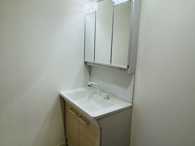 八王子市　元八王子町　中古戸建ての独立洗面台|～３面鏡付きの独立洗面台　細々している物をスッキリ収納出来ます～