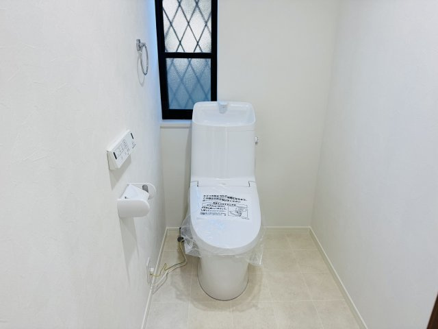 八王子市　元八王子町　中古戸建てのトイレ|～新規交換済の暖房温水洗浄機能付きトイレ　ゆとりのある広さです～