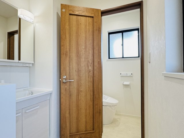 八王子市　元八王子町　中古戸建て（5LDK）のトイレ|～階段の中腹にセカンドトイレとセカンド洗面台があります～