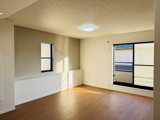 八王子市　元八王子町　中古戸建ての寝室|～2階10.9帖の主寝室　ベッドなど大型家具のレイアウトもしやすい広さ～