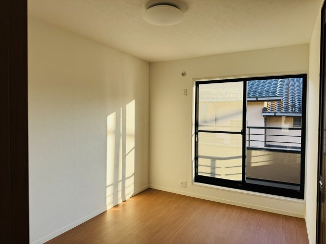 八王子市　元八王子町　中古戸建ての子供部屋|～2階バルコニーに面している6.0帖の洋室です～