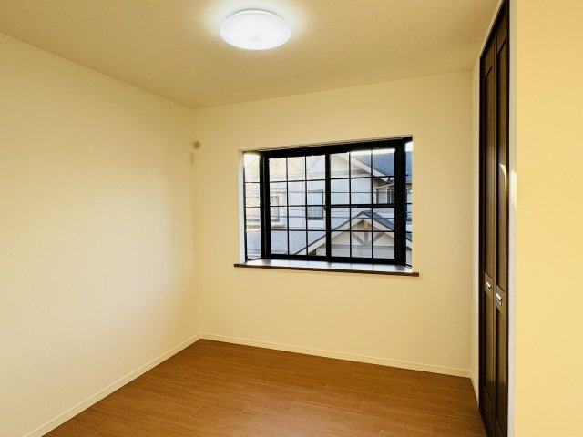 八王子市　元八王子町　中古戸建て（5LDK）の洋室|～2階4.8帖の洋室　出窓付きのお部屋です～