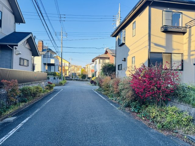 八王子市　元八王子町　中古戸建て（5LDK）の前面道路含む現地写真|～西側6ｍ・北側5ｍ道路に面しています～