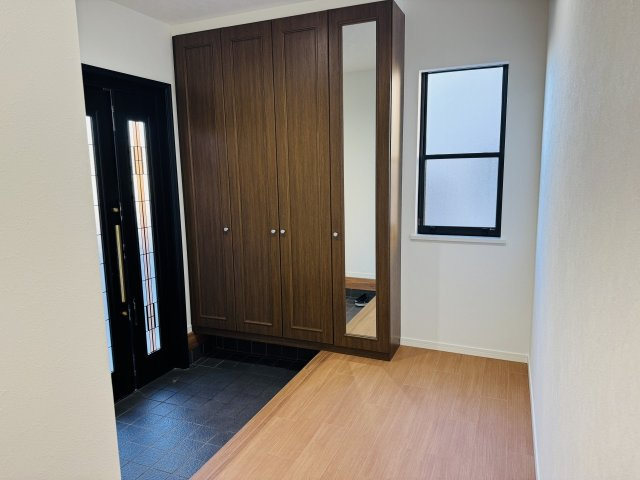 八王子市　元八王子町　中古戸建て（5LDK）の玄関|～大容量収納可能、姿見付きのシューズボックス～