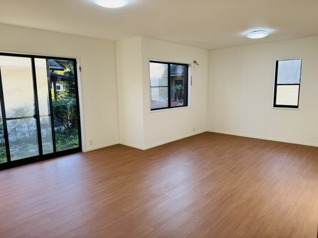 八王子市　元八王子町　中古戸建て（5LDK）の居間・リビング|～21.8帖の明るいLDKで、家族団欒の時間をお過ごしいただけます～
