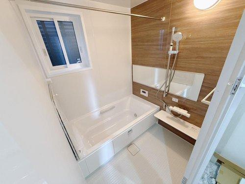 宇都宮市富士見町の浴室|〇浴室〇
空気もこもらずいつもクリーンな浴室乾燥機付の広々バスルーム♪
2025年4月撮影