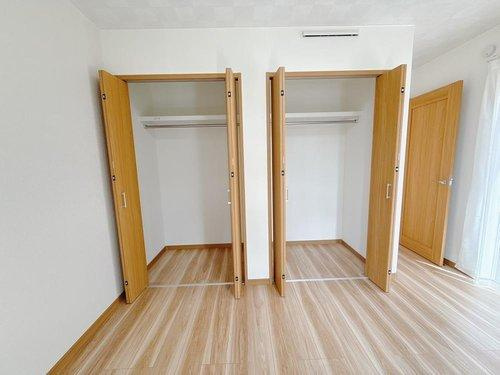 宇都宮市富士見町の収納|〇1階　6.5帖　洋室〇
クローゼットを２ヶ所ご用意♪たっぷりの収納スペースで住空間もスッキリ広々♪
2025年4月撮影