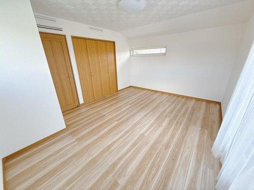 宇都宮市富士見町のその他|〇2階　9.5帖　洋室〇
クローゼット付きの洋室♪大きなベッドを置いてもゆとりのある広さです（＾＾）
2025年4月撮影