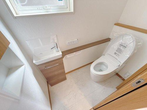 宇都宮市富士見町のトイレ|〇トイレ〇
収納棚、手洗い場付きの明るいトイレ♪
2025年4月撮影