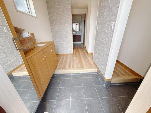 宇都宮市富士見町の玄関|〇玄関〇
お家の顔にもなる明るい玄関♪扉が鏡になっているので、お出かけ前の身だしなみチェックもできます（＾＾）
2025年4月撮影