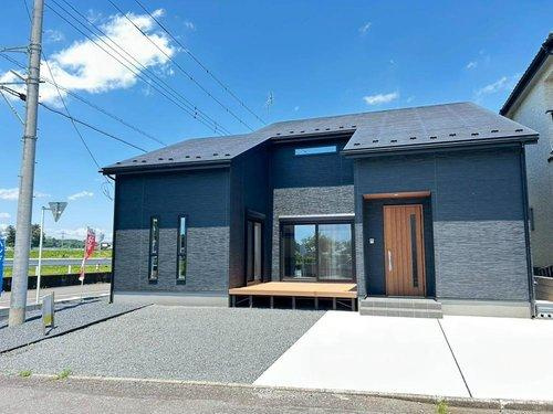 宇都宮市富士見町の外観|○外観写真○
陽当り良好！ウッドデッキ付きのお家です（＾＾）シックな色合いの外観デザイン♪3LDK、全居室6帖以上のゆとりある間取りです♪
2025年6月撮影