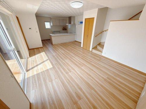 宇都宮市富士見町の居間・リビング|〇リビング〇
広々19.5帖の大空間！リビング階段で「おはよう」から「おやすみ」まで、自然と家族のコミュニケーションが生まれる設計です♪
2025年4月撮影