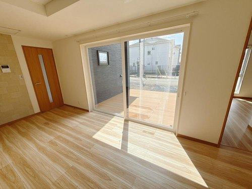 宇都宮市富士見町の居間・リビング|〇リビング〇
落ち着きのある木目調目のリビング。南面に窓がございますので太陽の光を反射し、室内を明るく保つことができます（＾＾）こちらの窓からウッドデッキに降りることができます♪
2025年4月撮影