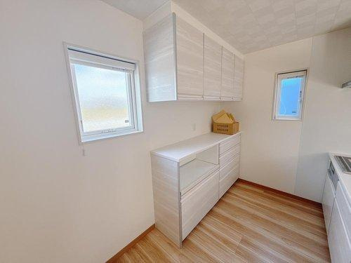 宇都宮市富士見町のキッチン|〇キッチン〇
収納豊富なカップボード付き♪たっぷりの収納でキッチンがスッキリまとまります（＾＾）また、使用頻度の高い家電は、すぐ使えるようにしておくことができます！
2025年4月撮影