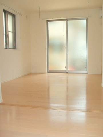 パーシモン幡ヶ谷の居間・リビング|角部屋２面採光　白を基調にしており明るいお部屋です♪