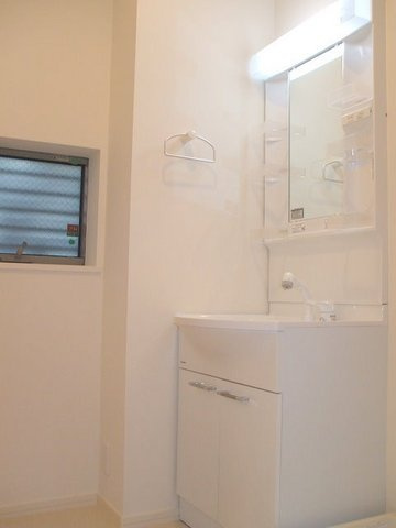 パーシモン幡ヶ谷の洗面所|朝もラクラクのシャンプードレッサー付　脱衣所も広め　