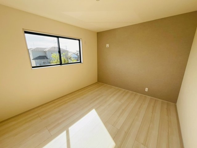 第1の洋室|〇洋室　7.5帖〇
アクセントクロスがお洒落な主寝室。ウォークインクローゼット付きで大切なお洋服もしっかり収納できます♪
2025年10月撮影