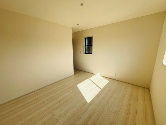 第1の洋室|〇洋室　7.5帖〇
大きなベッドを置いてもゆとりのある広さです（＾＾）
2025年10月撮影