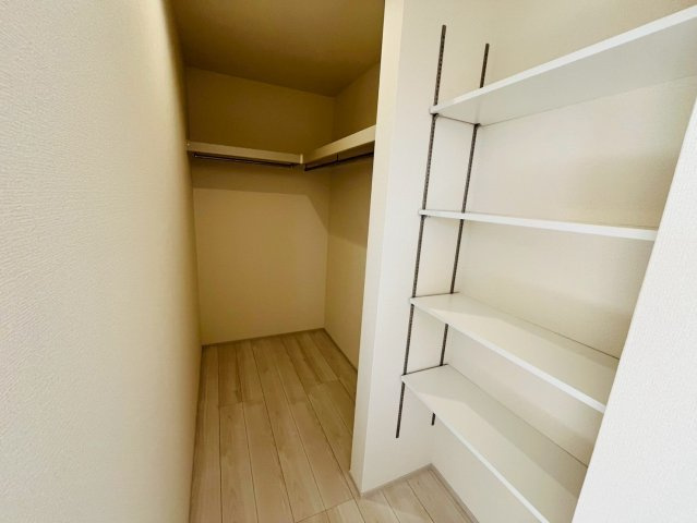 第1の収納|〇ウォークインクローゼット〇
パイプや枕棚で空間を立体的に使います。衣類の種類や使用頻度に合わせて、整頓できます（＾＾）
2025年10月撮影