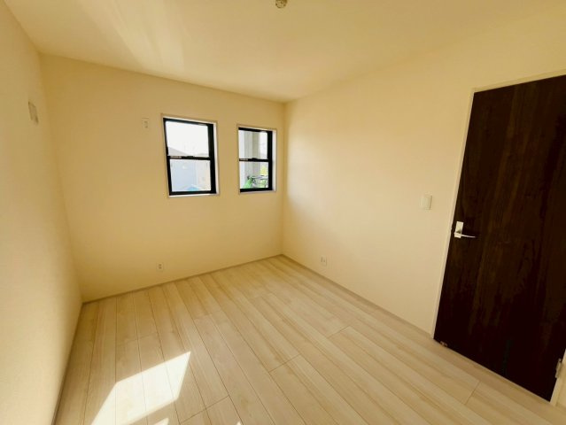 第1の洋室|〇洋室　6帖〇
日差しが注ぎ、心地よい空間です（＾＾）
2025年10月撮影