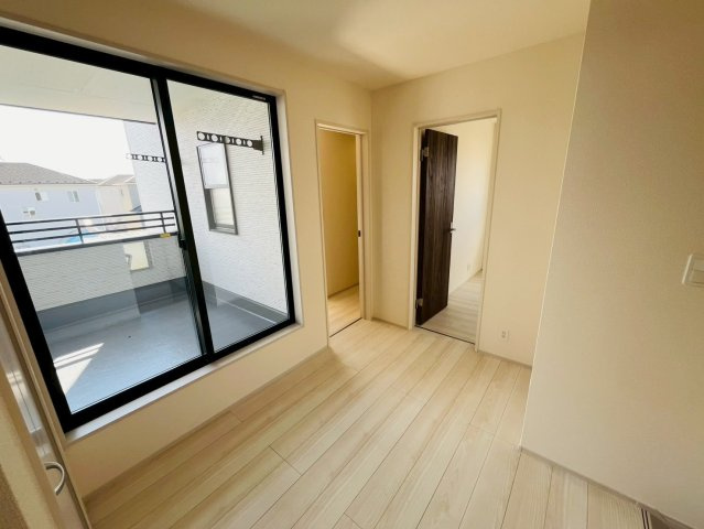 第1のその他|〇2階ホール〇
大きな窓からバルコニーへ出入りすることが出来るのでお布団を干す際にとても便利です♪
2025年10月撮影