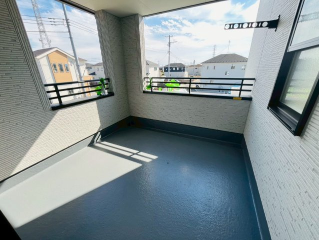 第1のバルコニー|〇バルコニー〇
屋根付きのインナーバルコニーなら、急な雨でも安心♪共働きのご夫婦にもおすすめです（＾＾）
2025年10月撮影