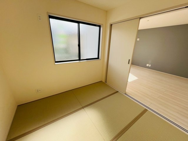 第1の和室|〇和室　4.5帖〇
リビングと続き間の和室です。お子様のお昼寝スペースとしてもご活用いただけます♪リビングにいながらお子様の様子を見守ることができます（＾＾）
2025年10月撮影