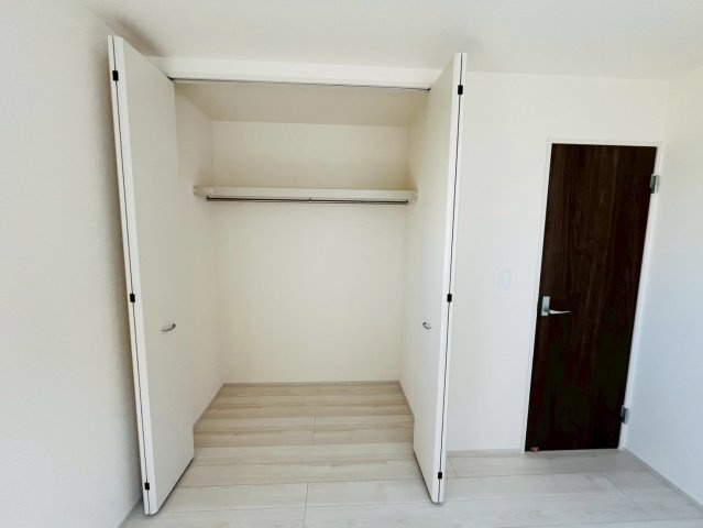 第1の洋室|〇洋室　5.25帖〇
クローゼットにはパイプハンガーが付いているので、お子様でも上手に収納することができます♪
2025年10月撮影