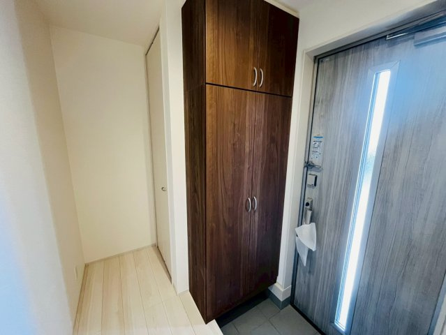 第1の玄関|〇玄関〇
シューズクロークにご家族分の靴をしまうことができるので、いつでもスッキリ綺麗な玄関を保てます♪
2025年10月撮影